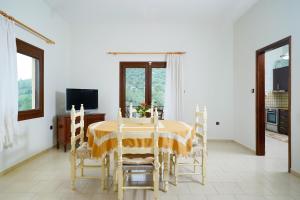 TV a/nebo společenská místnost v ubytování Olive's House