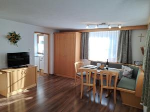 Televízia a/alebo spoločenská miestnosť v ubytovaní Appartements Klapeer