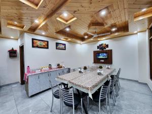 Un televizor și/sau centru de divertisment la Pristine Edge Kasauli