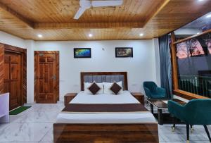 Un pat sau paturi într-o cameră la Pristine Edge Kasauli