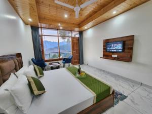 Un televizor și/sau centru de divertisment la Pristine Edge Kasauli