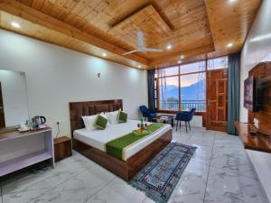 Un pat sau paturi într-o cameră la Pristine Edge Kasauli
