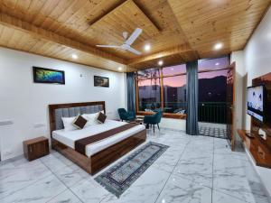 Un pat sau paturi într-o cameră la Pristine Edge Kasauli