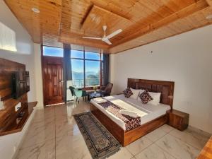Un pat sau paturi într-o cameră la Pristine Edge Kasauli
