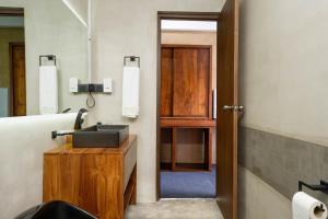 a bathroom with a sink and a mirror at Kelvin Eco Resort in Dedugala