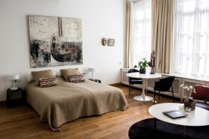 sypialnia z łóżkiem, stołem i krzesłami w obiekcie Galerie Hotel Dis w mieście Maastricht