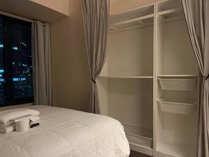 Postel nebo postele na pokoji v ubytování Destina at Air Residence Makati, MetroManila, Netflx + 13 fotografií