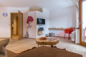 ein Wohnzimmer mit einem Couchtisch und einem TV in der Unterkunft Kuckucksnester Titisee in Titisee-Neustadt