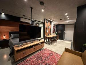 TV a/nebo společenská místnost v ubytování Lindo Loft próximo ao Iguatemi