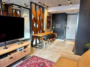 TV a/nebo společenská místnost v ubytování Lindo Loft próximo ao Iguatemi