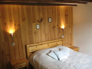 Una cama o camas en una habitación de Relais De La Vallée De L'ource