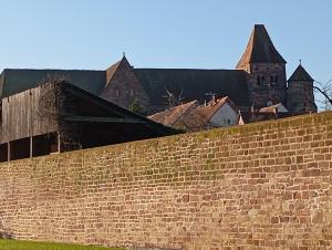 a brick wall with a castle in the background at Cottage champêtre in Marmoutier