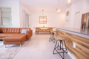 Гостиная зона в 2604 - Luxury 4-BR Villa with Private Pool Retreat +31 фотография
