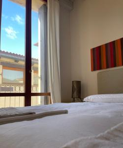 Un dormitorio con una cama y una ventana grande. en Il Palazzetto, en Vicenza