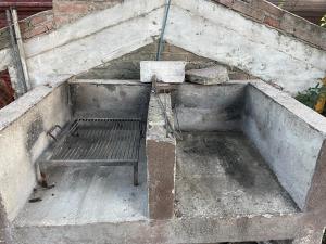 eine Bank, die in der Mitte einer Betontreppe sitzt in der Unterkunft Casa con pileta - Rio Ceballos - a 5 min del centro - Hermosa vista a las sierras in Río Ceballos