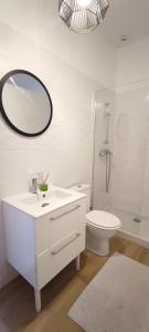 Koupelna v ubytování FRGK Golfe-Juan Coastal House with Garden & Terrace Near Beaches & Ultra-Fast Wi-Fi