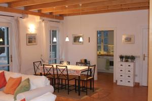 een woonkamer met een tafel en stoelen bij Villa Convalaria in Sutivan