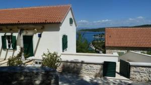 een wit huis met uitzicht op het water bij Villa Convalaria in Sutivan +24 foto's
