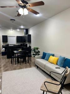 Posezení v ubytování Hummingbird Apt 8