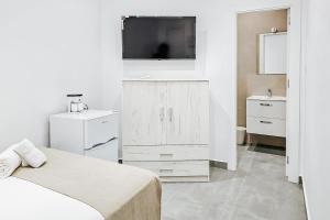 Postel nebo postele na pokoji v ubytování Ro's Lil Suites San Juan Alicante