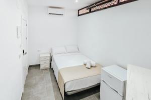 Postel nebo postele na pokoji v ubytování Ro's Lil Suites San Juan Alicante