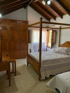 una camera con letto a baldacchino e scrivania di Casa Fabiana a Villa Carlos Paz