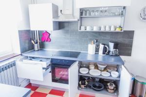 O bucătărie sau chicinetă la Apartman Japlenški