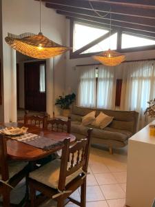 una sala de estar con una mesa y un sofá en Casa Fabiana, en Villa Carlos Paz