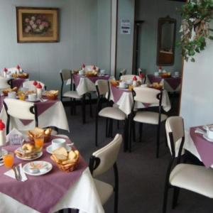 a dining room with tables and chairs with food on them at Hotel Wilton in Mar del Plata
