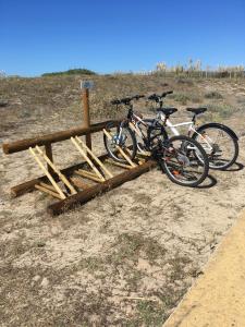 due biciclette sono parcheggiate accanto a una staccionata di legno di Les Pieds dans l'Eau a Lacanau-Océan Altre 24 foto