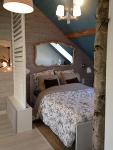 オンフルールにあるLa Maison d'Alexandreのベッドルーム1室(屋根裏部屋に大型ベッド1台付)