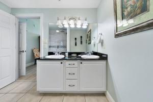 Kuchyň nebo kuchyňský kout v ubytování Calypso 1206 West Direct Gulf Front Custom Walk In Shower
