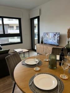 Μια τηλεόραση ή/και κέντρο ψυχαγωγίας στο VillaMartin - Valentino Golf - Casa Le Grande 38