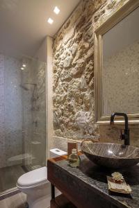 パナマシティにあるVillas La Fontana Amplia ApartaSuite- piscina 202の石壁のバスルーム(シンク付)