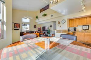 ein Esszimmer und eine Küche mit Tisch und Stühlen in der Unterkunft Resort Pool and Spa Access Mesquite Condo! in Mesquite