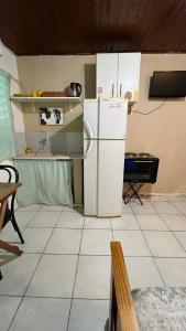 una cucina con frigorifero e pavimento piastrellato di Monoambiente D en Ctes Cap a Corrientes Altre 4 foto