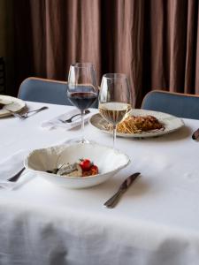 Comida no hotel ou em algum lugar perto
