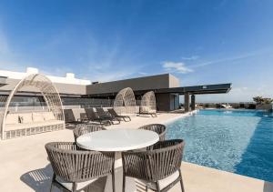 Bazén v ubytování Luxury 1BR Condo Prime Location nebo v jeho okolí