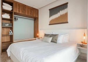 Katil atau katil-katil dalam bilik di Luxury 1BR Condo Prime Location +24 gambar