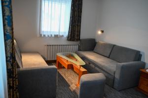 un soggiorno con un divano e un tavolo di Hotel Kristal a Jahorina