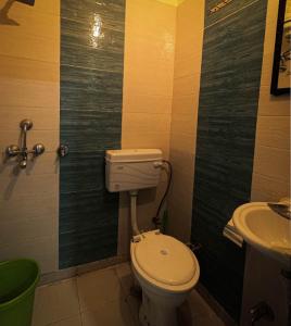 Koupelna v ubytování Moksh Ganga