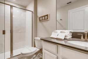 基西米Stunning 6BR Home, Private Pool & Spa - 14 Guests - 4507 NL的浴室里有马桶、洗手池和淋浴。 更多30张照片