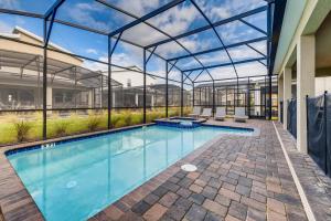 基西米Stunning 6BR Home, Private Pool & Spa - 14 Guests - 4507 NL的一座带玻璃屋顶的建筑中的游泳池