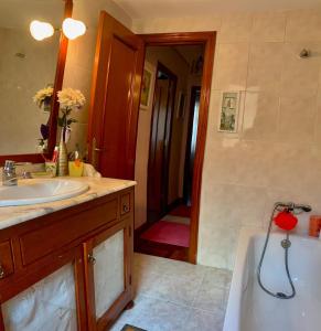 ein Badezimmer mit Badewanne und Waschbecken in der Unterkunft Apartamento en Oviedo in Oviedo + 23 Fotos