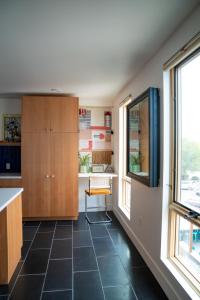 Kuchyň nebo kuchyňský kout v ubytování Shorehouse Hotel