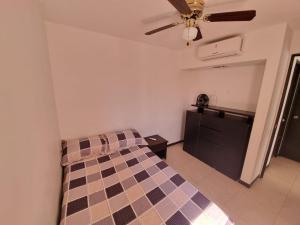 een slaapkamer met een bed en een plafondventilator bij Apartasol Familiar 2 in Santa Fe de Antioquia