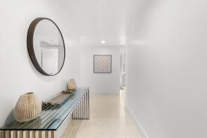 Billede fra billedgalleriet på Escape to Beachwalk Resort in Chic Apartment i Hallandale Beach