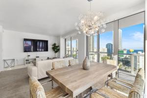 Et tv og/eller underholdning på Escape to Beachwalk Resort in Chic Apartment + 39 billeder