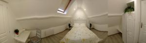 a white room with a dress on the floor at Le Murmure de la petite Oasis in Neslette