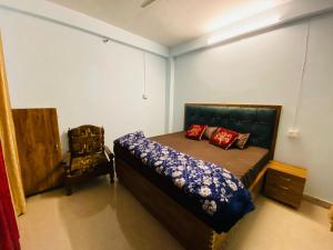 瑞诗凯诗Homestay Devgiri by YatriMap的卧室里有一张床和一把椅子 更多4张照片